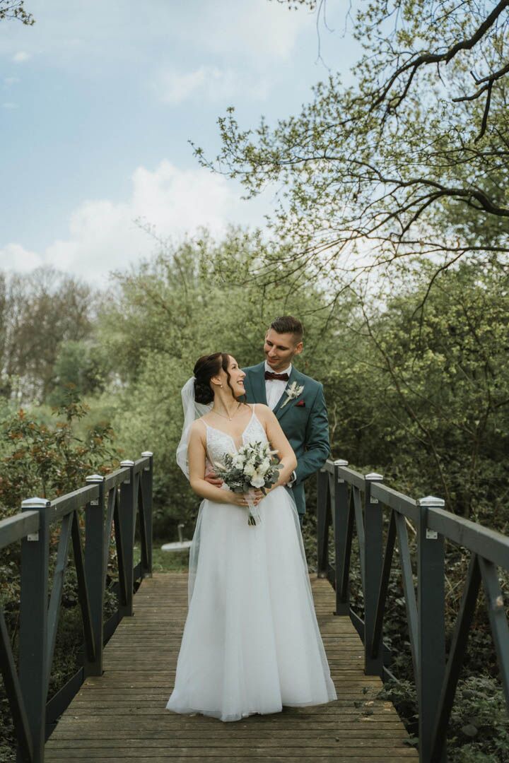 Verliebtes Hochzeitspaar nach Hochzeit