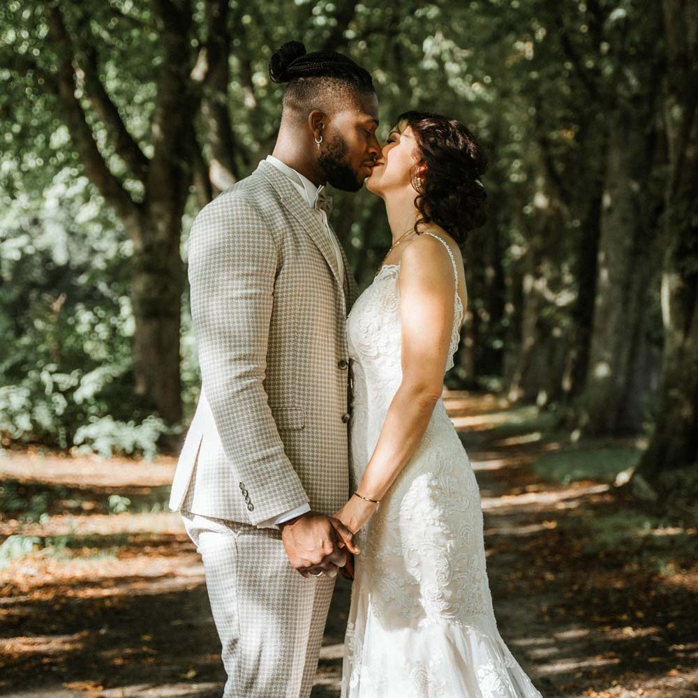 Brautpaar an Hochzeitslocation im Wald